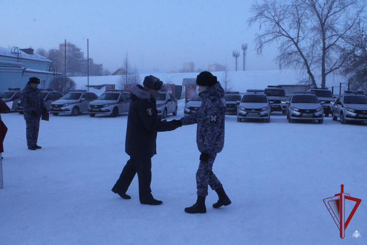 Лучшей группе задержания вневедомственной охраны Росгвардии в Улан-Удэ вручили новый автомобиль