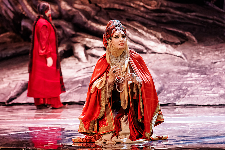 В центре оперы фигура Хан Султан — третьей жены Джучи, старшего сына Чингисхана, и матери хана Берке, первого из монгольских правителей, принявшего ислам