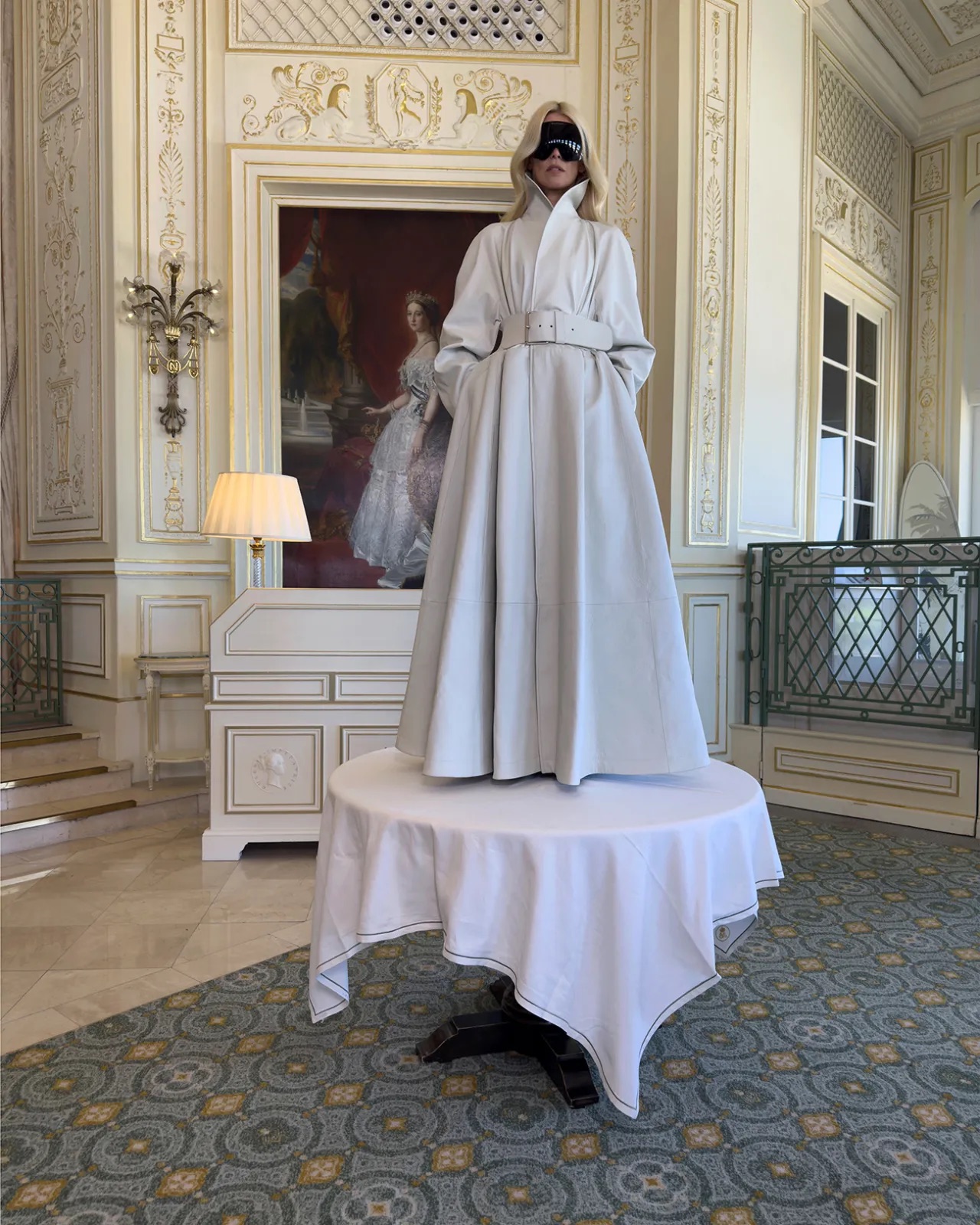Бренд Balenciaga показал рекламную кампанию новой зимней коллекции (фото 3)