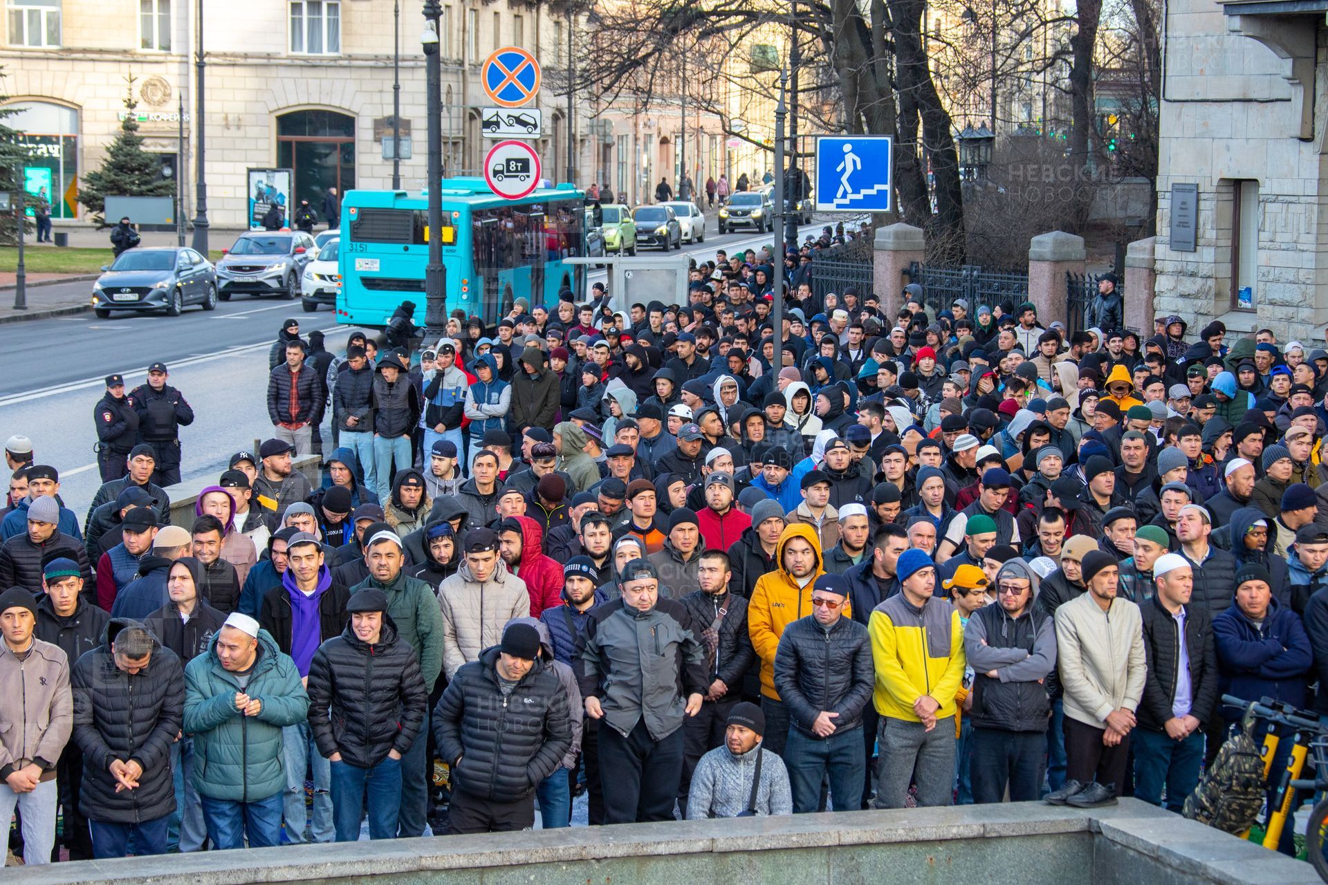 Ураза байрам в питере. Ураза байрам Питер. Байрам в Санкт Петербурге. Мусульманин молится.