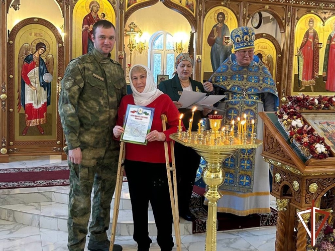 В Югре Росгвардия вручила медали и благодарственные письма настоятелю Храма и волонтерам-прихожанам за гуманитарные грузы на территорию СВО