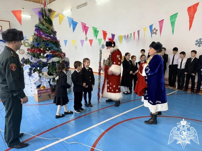 Военнослужащие махачкалинского соединения Росгвардии поздравили с наступающим Новым годом воспитанников социальных учреждений 