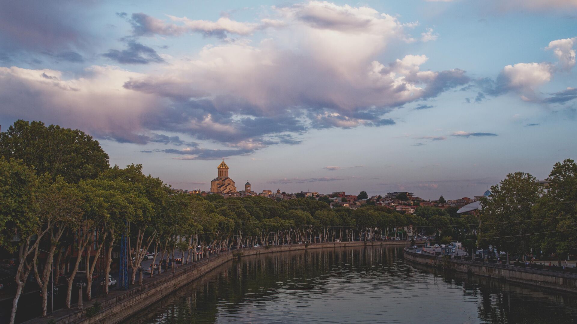 Вид на город Тбилиси в пасмурную погоду - Sputnik Грузия, 1920, 06.12.2025