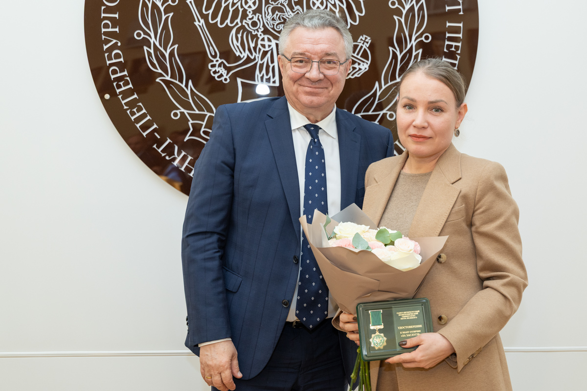 Знак отличия «За заслуги» вручён директору Высшей школы медиакоммуникаций и связей с общественностью Марине Арканниковой 