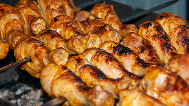 Минздрав Австралии предупредил: мытьё сырой курицы приводит к пищевым отравлениям