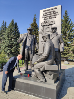 Депутат Законодательного Собрания Валерий Колокольцев возложил цветы к памятнику «Броневое бюро»