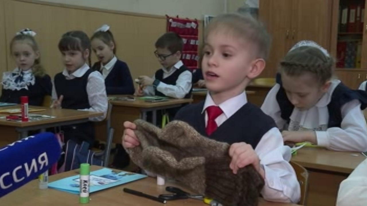 Школьница начальный класс. 38 школа калининград. Гимназия 72 краснодар форма. Образ первоклассницы. С днем знаний татарстан.