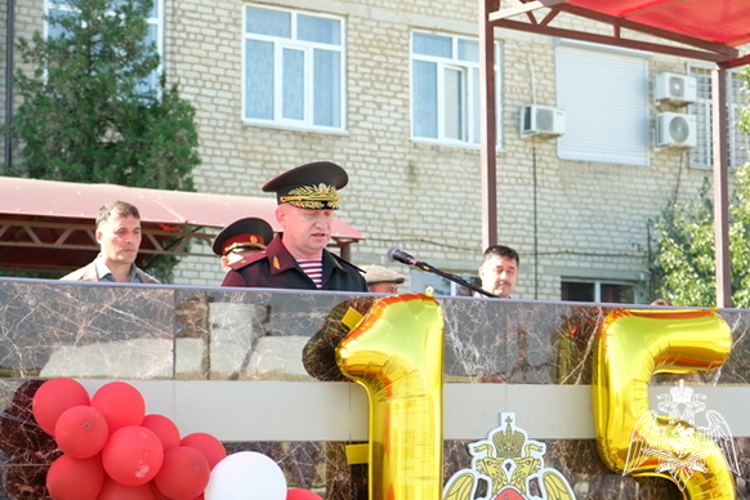 Специальный моторизованный полк махачкалинского соединения Росгвардии отметил 15-летие со дня образования