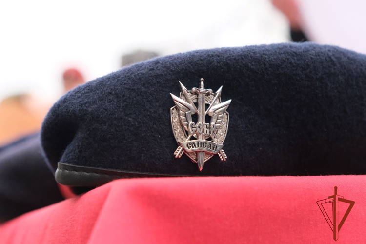 В Хакасии сотрудникам СОБР и ОМОН вручены знаки отличия спецназа Росгвардии