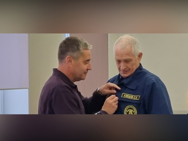 Руководителя пожарной службы в Карелии отметили наградой за проявленный героизм при спасении человека