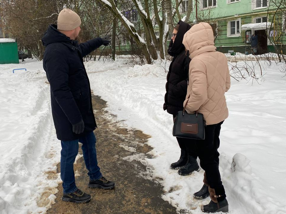 Замглавы округа Михаил Пешков (слева) на обходе дворов на улице Горького. Фото: пресс-служба администрации г. о. Лосино-Петровский