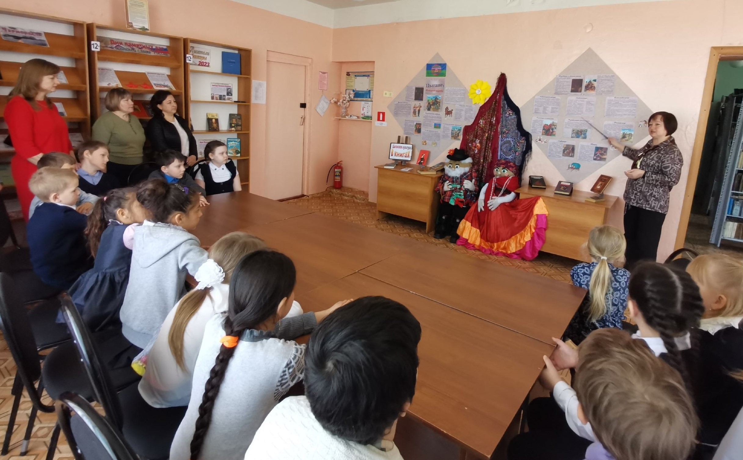 встреча цыган. встреча цыган. михалков цыгане бесприданница. цыганский ансамбль фотосессия. цыгане уличные.