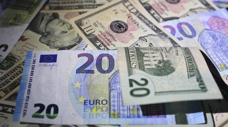 Евро идет под доллар