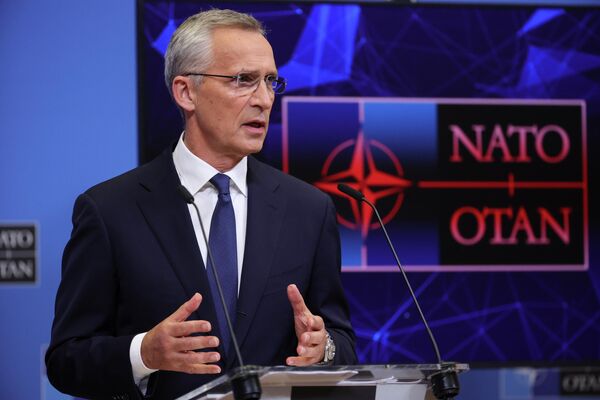 Генеральный секретарь НАТО Йенс Столтенберг"Поддерживать Украину – наша моральная ответственность. Мы не можем быть равнодушными. В наших интересах также, чтобы президент Путин не преуспел в своих амбициях в отношении Украины. Если Россия выиграет в этой войне, Путин получит доказательство того, что насилие работает. Тогда и соседние страны могут стать следующей мишенью". - Sputnik Грузия