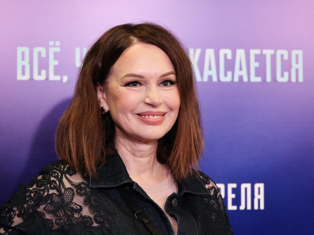 Ирина Безрукова омолодилась на премьере «Алисы в Стране чудес» с новой стрижкой