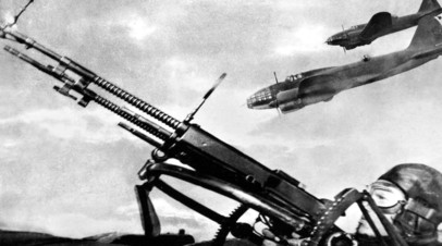 Советский лётчик ведёт стрельбу из авиационного орудия