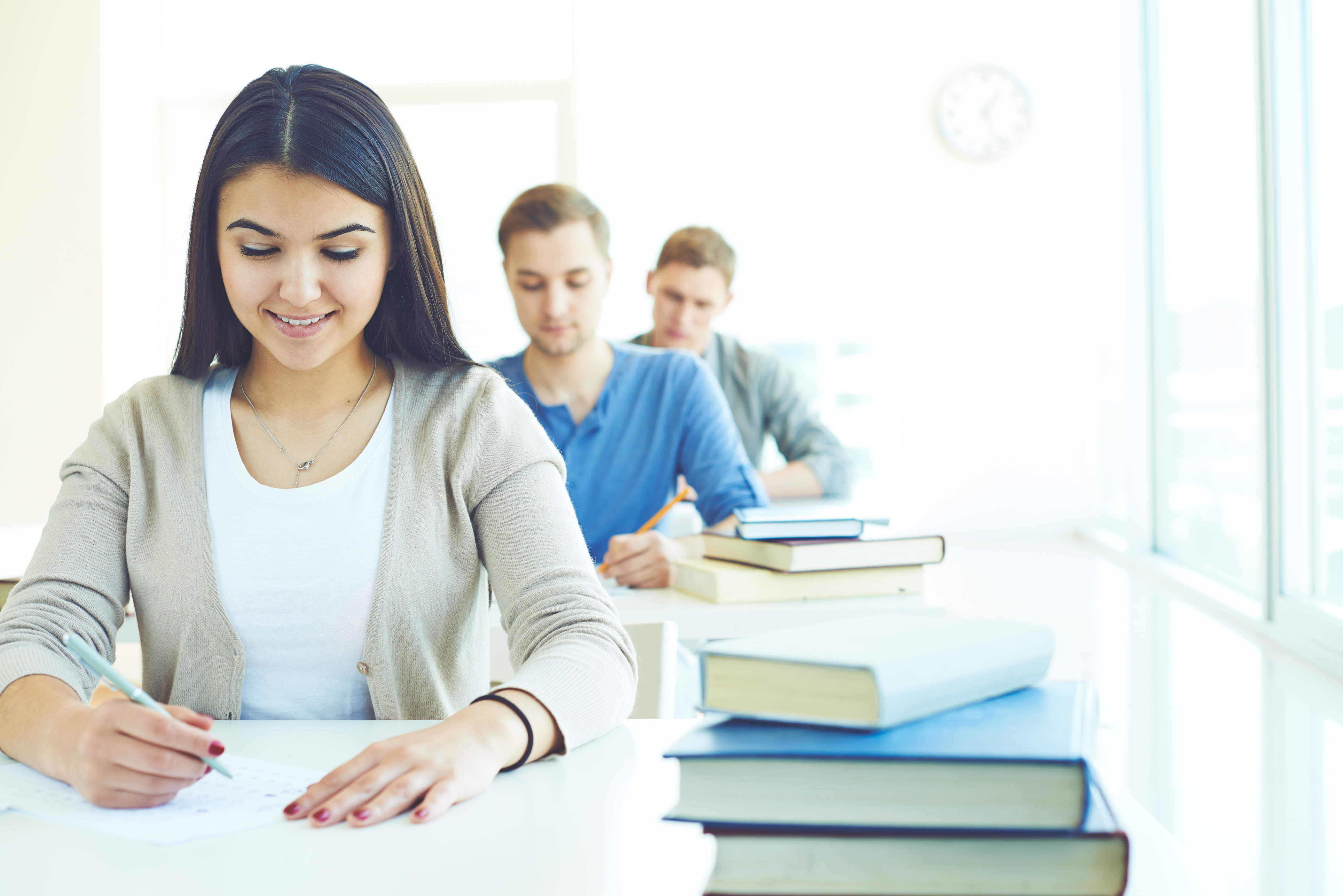 Language testing. Студенты. Экзамен. Успешный студент IELTS. Учёба.