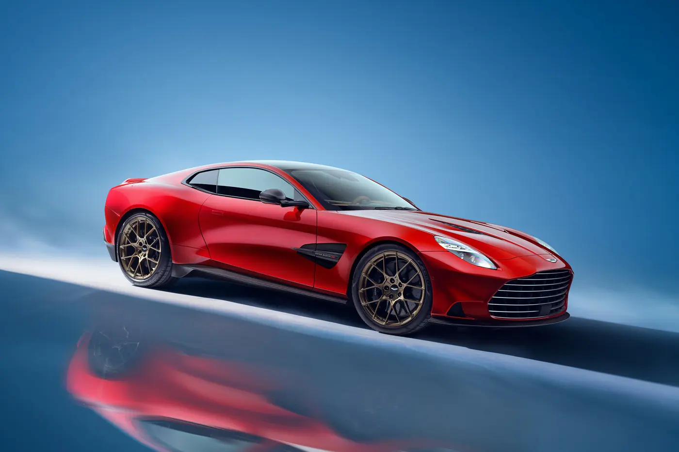 Три поколения победителей: четвертьвековой юбилей Aston Martin Vanquish