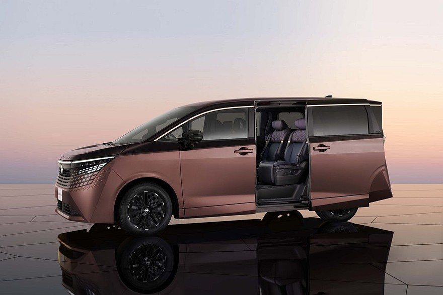Стандартный новый Nissan Elgrand, предсерийный образец