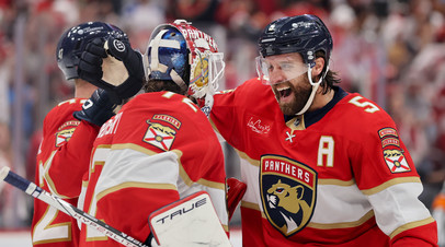 Аарон Экблад (справа) поздравляет Сергея Бобровского с победой