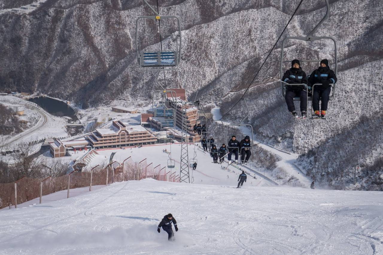 Северная корея горнолыжный курорт. Южная Корея горнолыжные курорты. Горные лыжи в Северной Корее. North Korea Ski Resort. Ski Tourism South Korea.