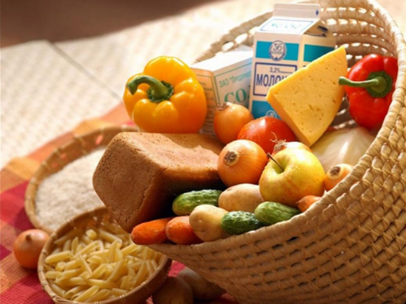 Food goods. Продуктовая корзина. Корзина продуктов. Корзина с едой. Корзина с продуктами.