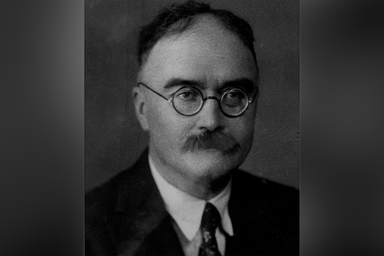 «В 1925 году французский мыслитель Морис Хальбвакс (1877–1945) выпустил труд «Социальные рамки памяти», где сформулировал мысль, что историческая память — это метафора, поскольку память есть только у индивида, после смерти его память также умирает»