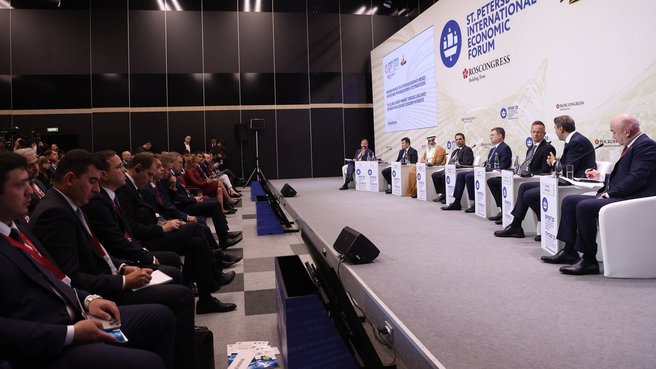 Александр Новак на площадке Петербургского международного экономического форума выступил на панельной сессии «Мировой рынок ТЭК в поисках баланса между интересами производителей и потребителей»