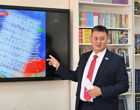 Павел Иванов провел классный час для выпускников Сахагимназии