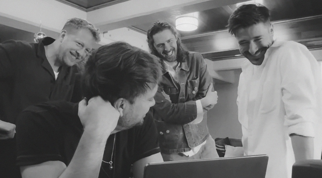 Кадр из клипа «Rubber Band Man»