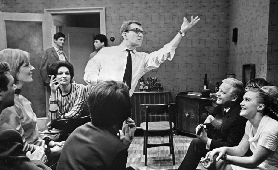 Александр Митта в роли Владика (в центре), Юрий Визбор в роли Алика (справа) в сцене из фильма Марлена Хуциева «Июльский дождь»