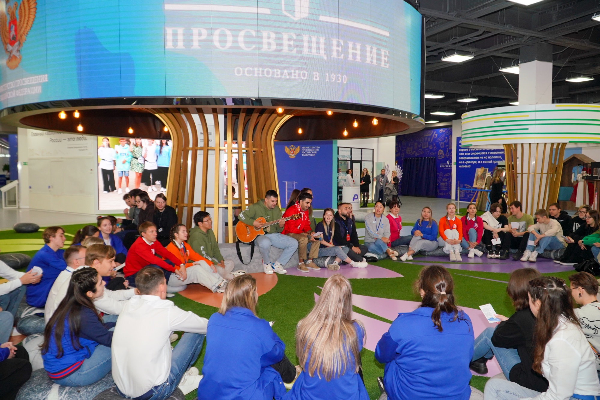 Большая перемена конкурс. Просвещение большие перемены выставка. Отличие парламентский комитет от парламентская комиссия. Фестиваль большая перемена 2022. Просвещение большие перемены выставка.