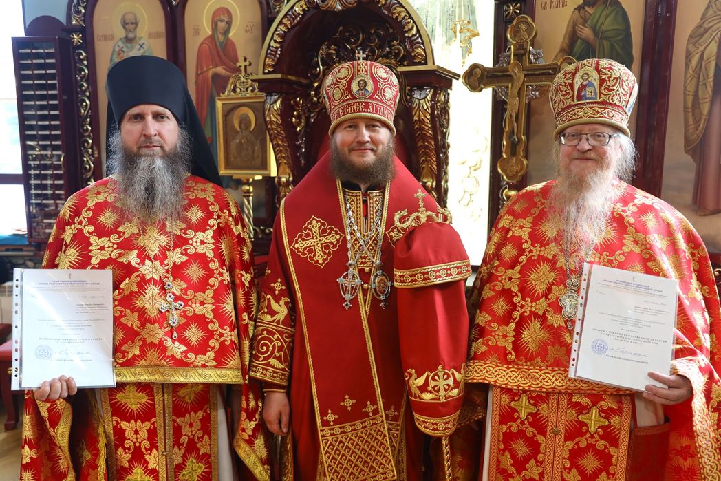 Епископ Ейский Серафим вручил награды наместникам Свято-Духова и Екатерино-Лебяжского монастырей и настоятельнице Марие-Магдалинской обители