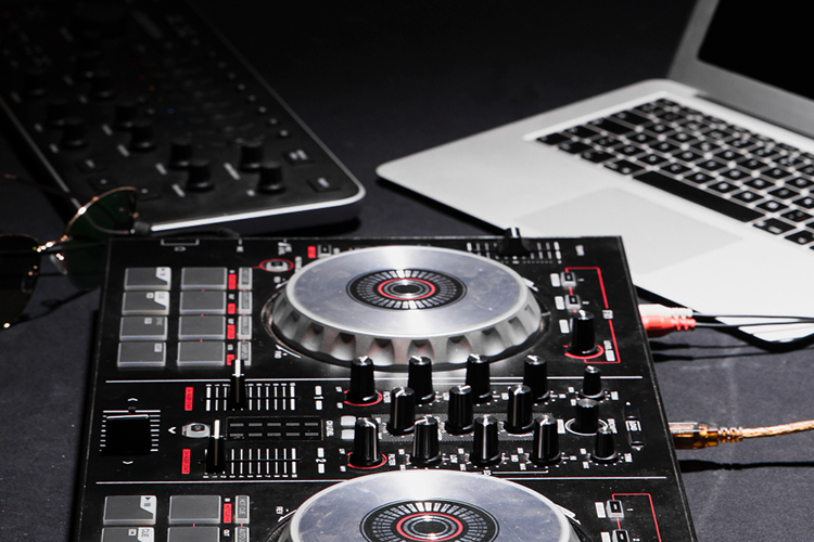 «Когда появились первые iPad и iPhone, в музыкальных программах писал dubstep-треки и другие модные жанры, воспроизводил их инструментами, которые есть на iPad»