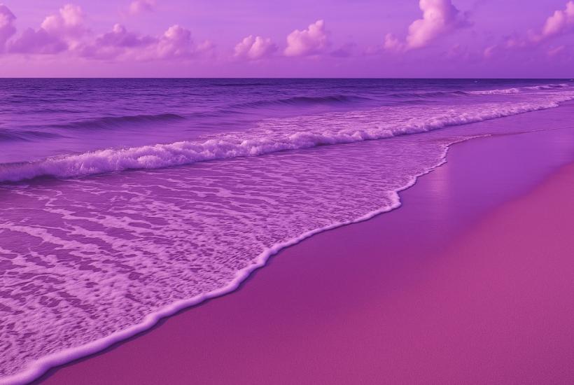 Фиолетовый пляж на закате