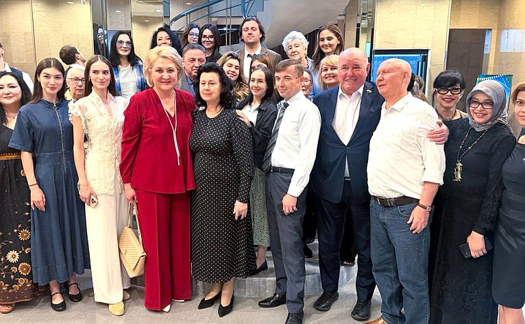 Российские парламентарии встретились с российскими соотечественниками в Российском центре науки и культуры