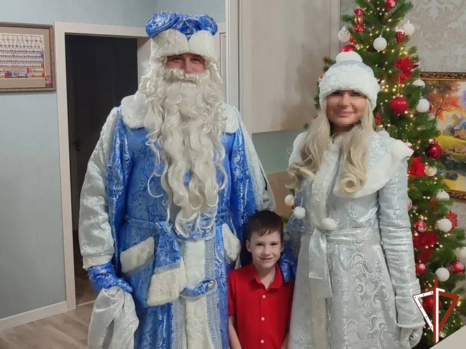 В Югре Дед Мороз специального назначения Росгвардии навестил семьи коллег