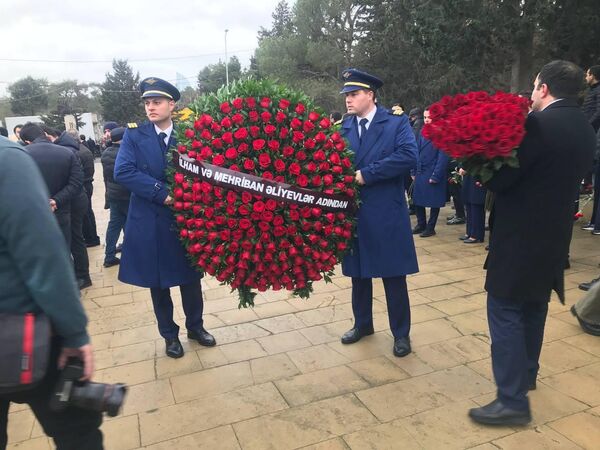 Похороны членов экипажа, погибших в авиакатастрофе в Актау. - Sputnik Азербайджан