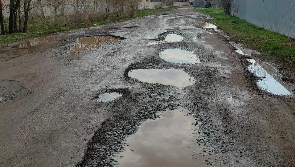 Состояние дороги в микрорайоне Карачи в Оренбурге, фото: местные жители 