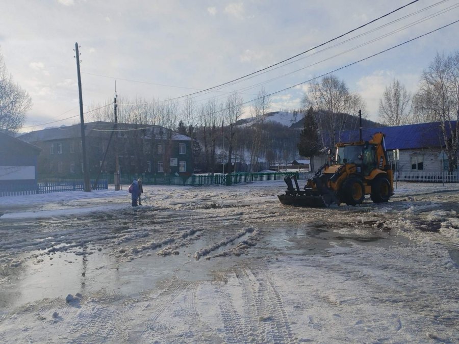 В селе Хову-Аксы расчищают улицы от тающего снега, спасаясь от талых вод