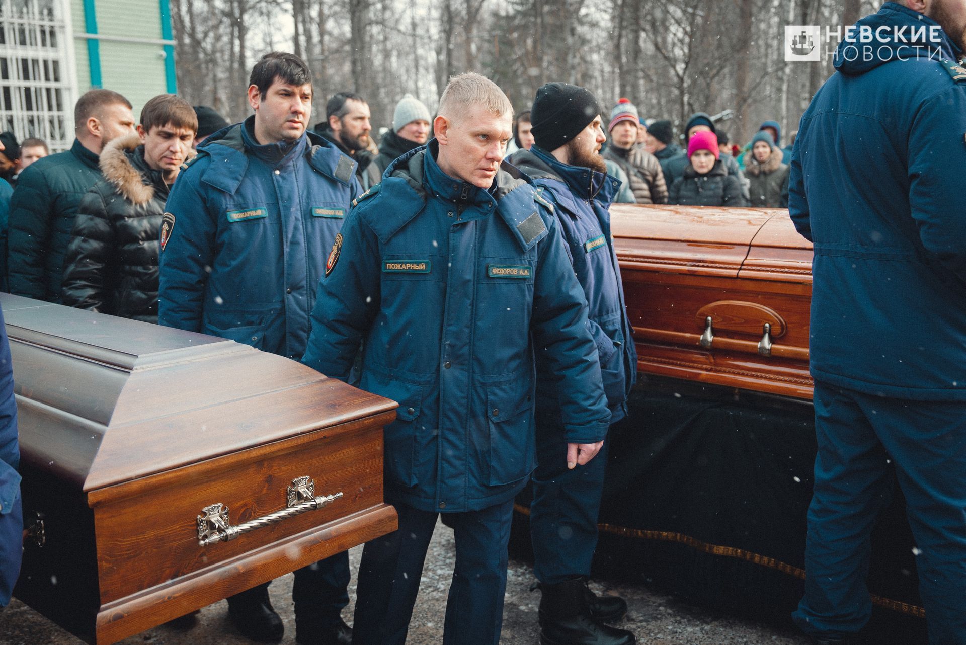 Где похоронен антонов. Похороны Андрея Рахова в СПБ. Серафимовское кладбище пожарные.