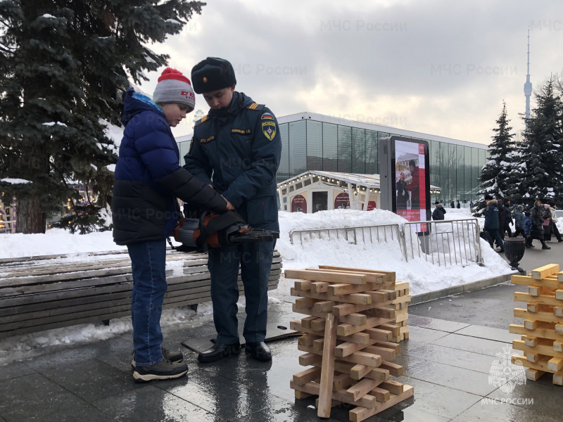 Пожарно-спасательный флешмоб состоялся на территории ВДНХ под эгидой МЧС России