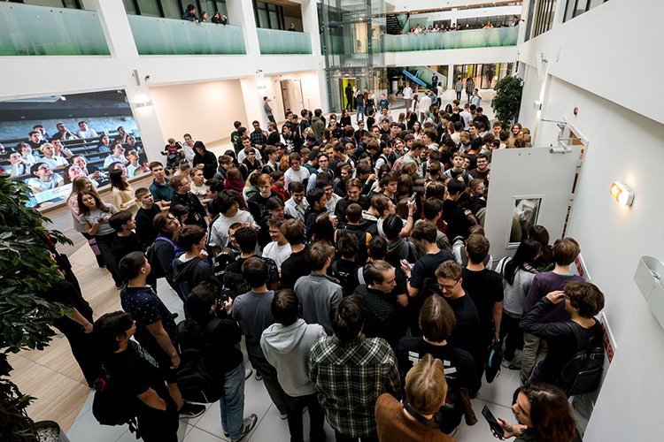 Желающих увидеть и послушать отца одного из главных IT-предпринимателей современности оказалось настолько много, что не все смогли занять места в зале