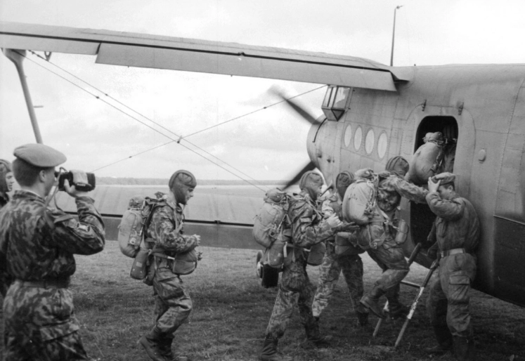 Французские десантники в Туле готовятся к прыжку. 2001 г.