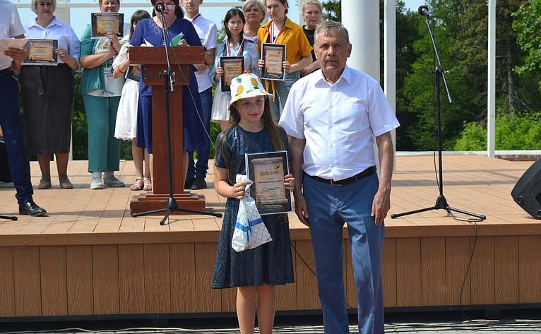 Сергей Рябухин в ходе поездки в регион принял участие в 57-м Всероссийском Пушкинском празднике поэзии в с. Языково Карсунского района