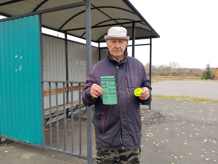 Библиотекарь научила пенсионеров Нижних Тархан быть видимыми