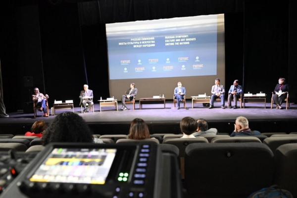 «Живая дипломатия» искусства. В ГИТИСе обсудили объединяющую силу культуры