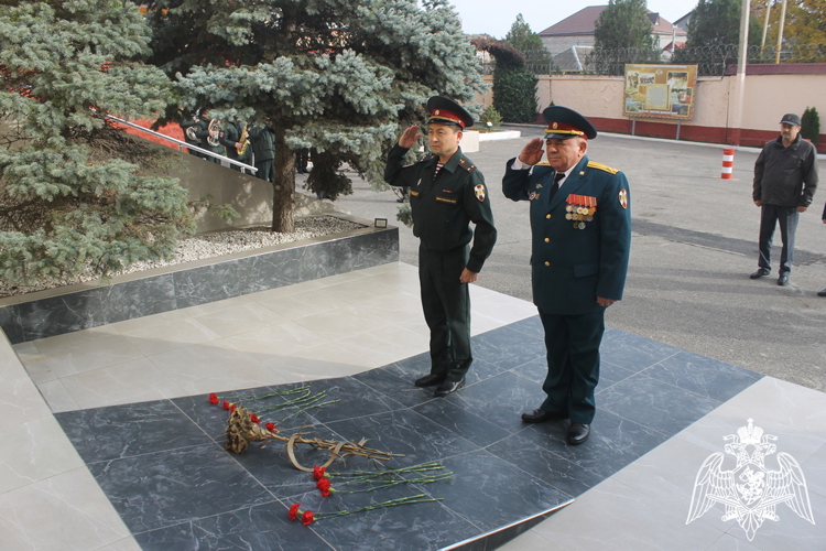 Командир махачкалинского соединения Росгвардии поздравил ветеранов службы с праздником