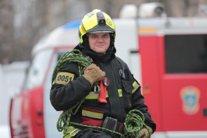 В Новогирееве пожарные спасли провалившегося под лёд мужчину