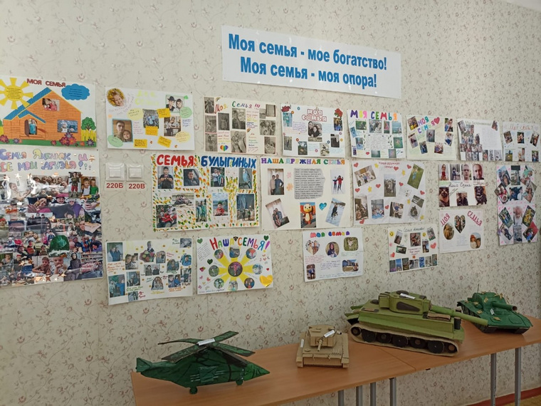 На избирательных участках были развешаны рисунки учеников курганских школ